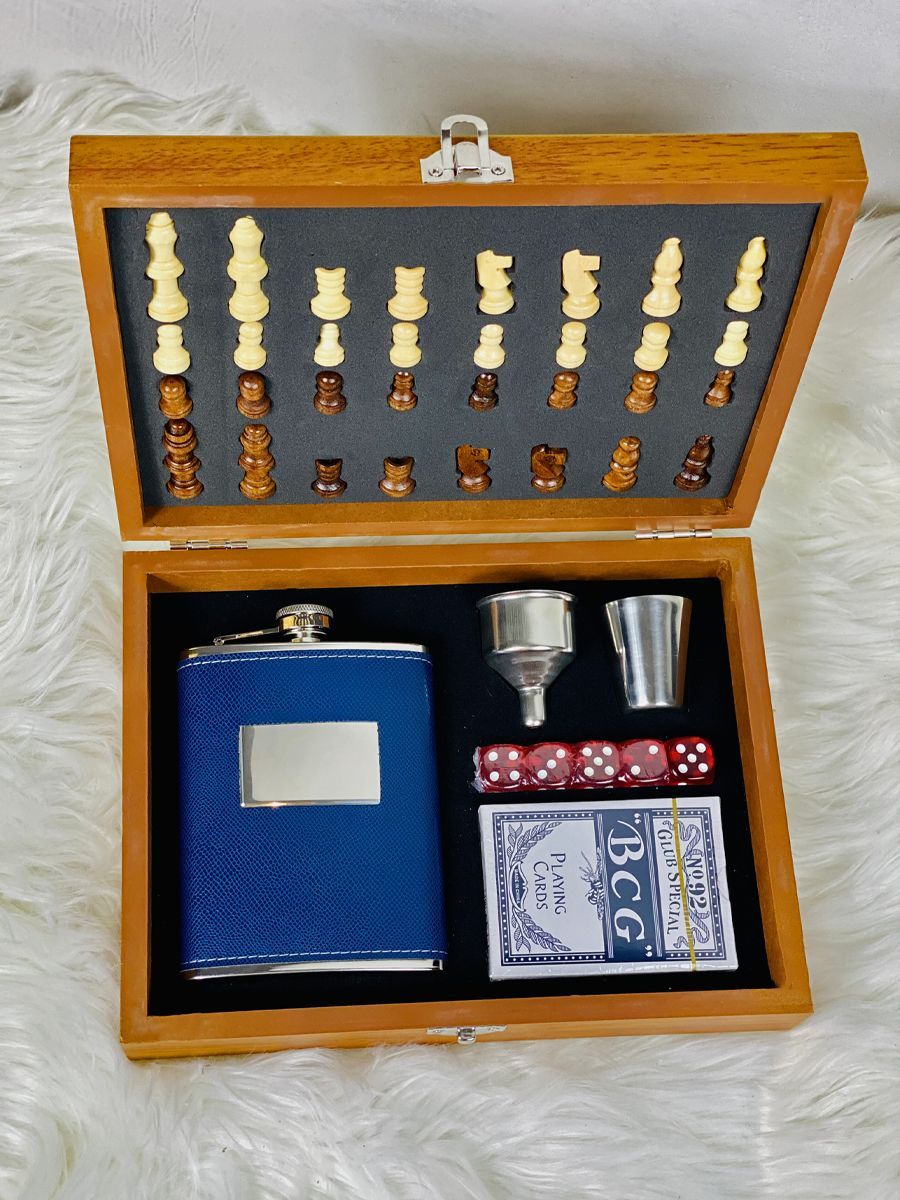 Šahovska tabla sa ploskom i društvenom igrom