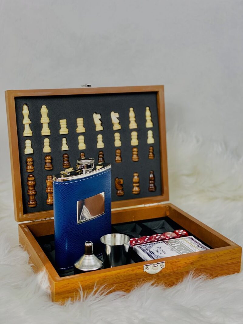 Šahovska tabla sa ploskom i društvenom igrom