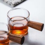 Staklena šolja sa drvenom drškom