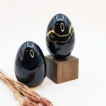 Skulptura BLACK EGG WITH GOLD