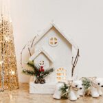 Novogodišnja snežna kućica sa lampionima