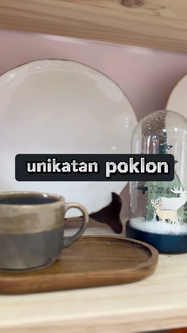 Ako tražiš jedinstven poklon, na pravom si mestu!

Kod nas ćeš pronaći ručno izrađene predmete od porcelana i keramike, pažljivo kreirane u našoj radionici. 
Takođe, možeš učestvovati na našim kreativnim radionicama i stvoriti unikatni predmet po svojoj meri.

Na našem sajtu te očekuje pažljivo odabrana kolekcija dekorativnih detalja za tvoj dom ili savršen poklon za dragu osobu. Sve što ti treba – na jednom mestu.

Uživaj u obilasku 🌟